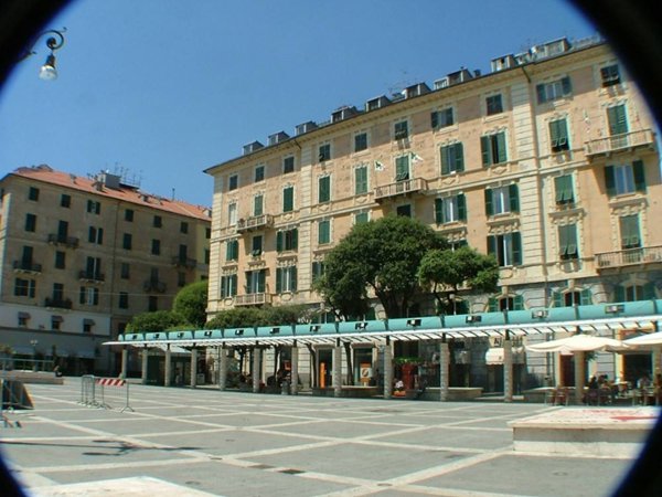 locale commerciale in vendita a Savona in zona Centro Storico