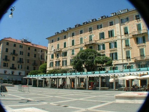 locale commerciale in vendita a Savona