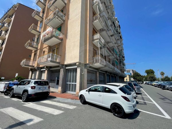 locale commerciale in vendita a Savona in zona Madonna del Monte