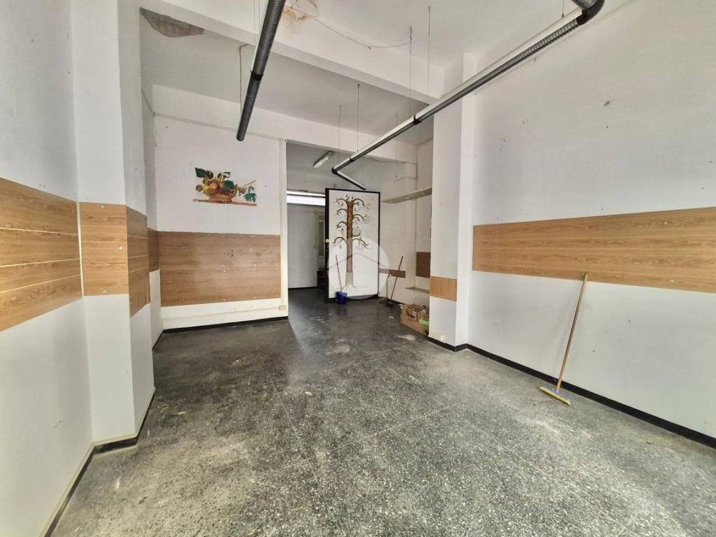 negozio in vendita a Savona in zona Santuario