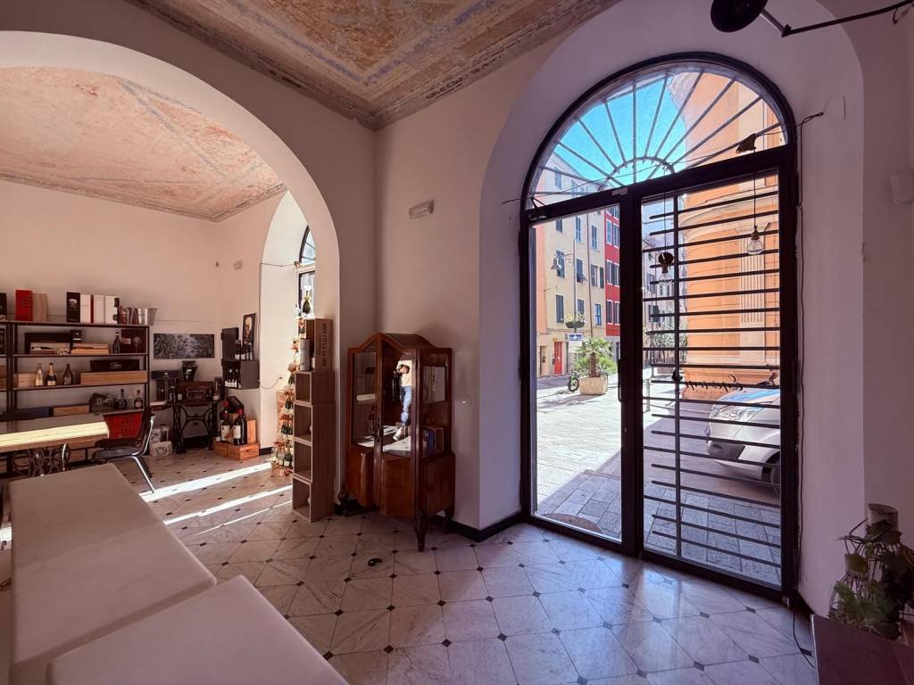 negozio in vendita a Savona in zona Centro Storico