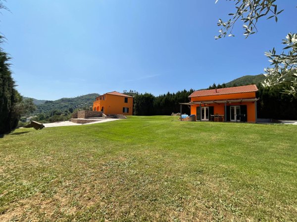 casa indipendente in vendita a Savona in zona Santuario