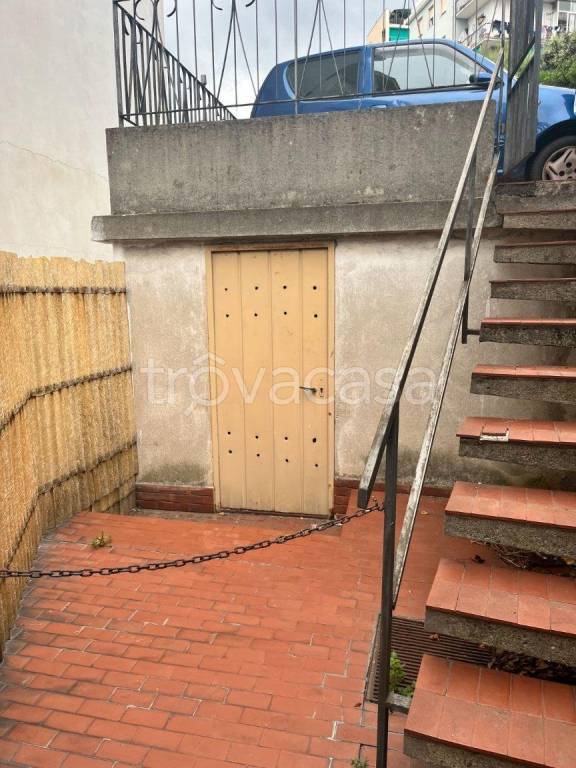 locale commerciale in vendita a Savona