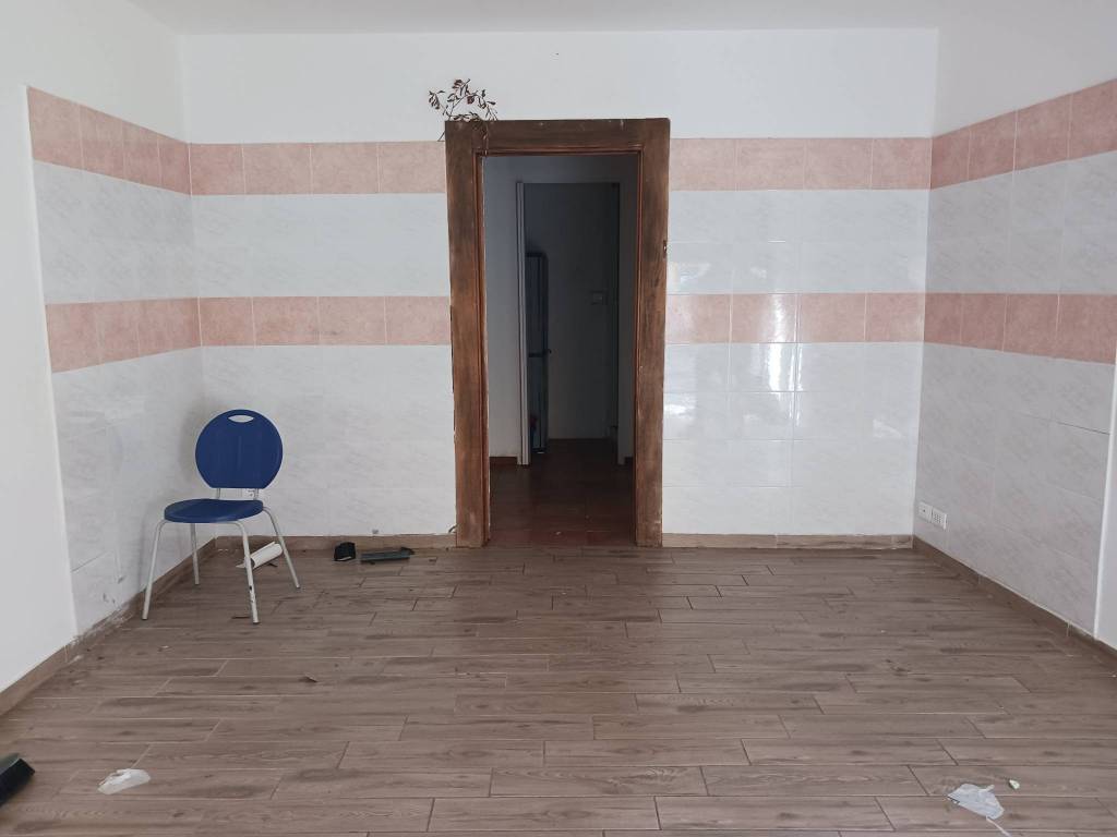 negozio in vendita a Savona in zona Montemoro