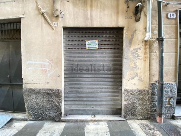 locale commerciale in vendita a Savona in zona Centro Storico
