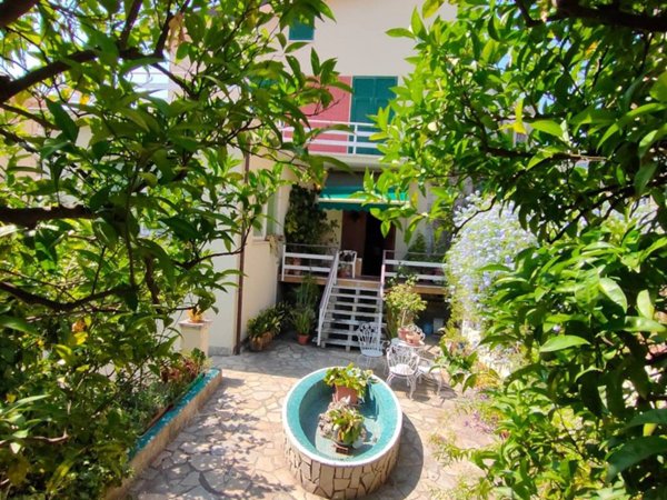 casa indipendente in vendita a Savona in zona Centro Storico