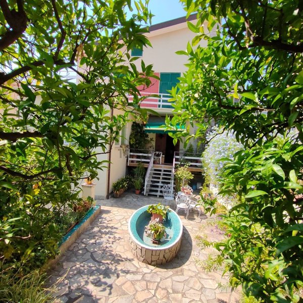 casa indipendente in vendita a Savona