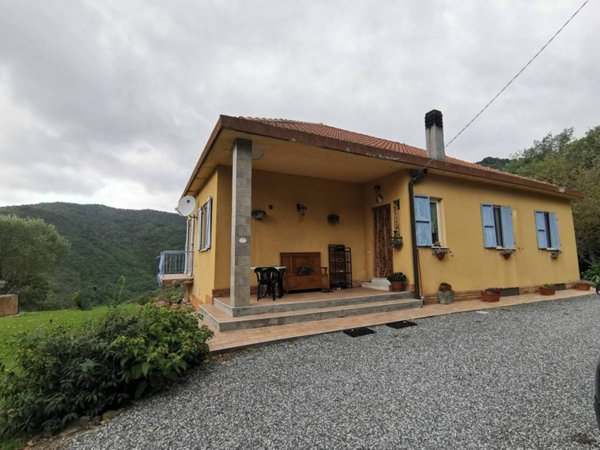 casa indipendente in vendita a Savona in zona Montemoro