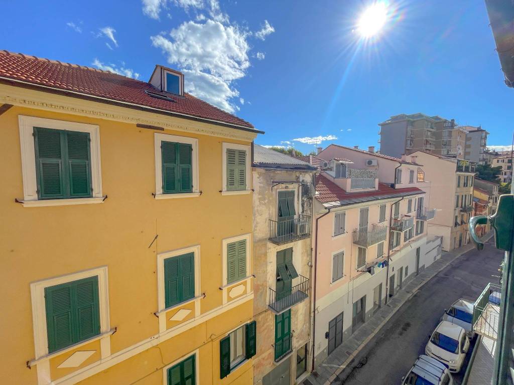 appartamento in vendita a Savona in zona Montemoro