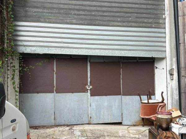 locale commerciale in vendita a Savona