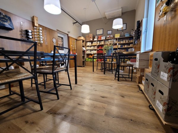 locale commerciale in vendita a Savona