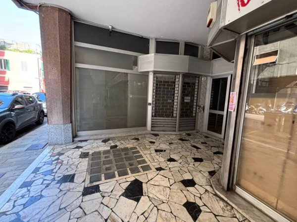 locale commerciale in vendita a Savona