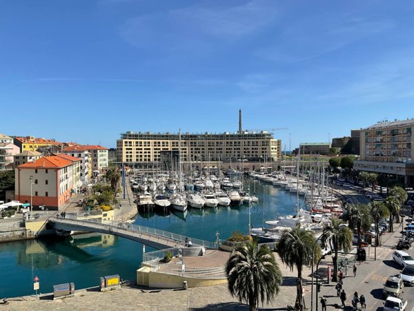 locale commerciale in vendita a Savona