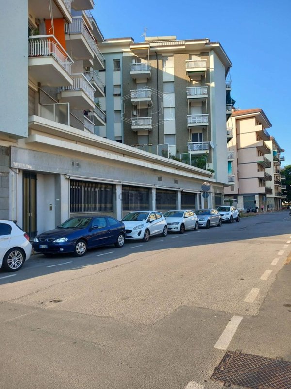 locale commerciale in vendita a Savona