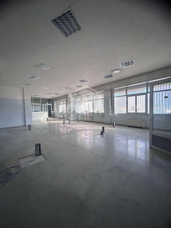 locale commerciale in vendita a Savona