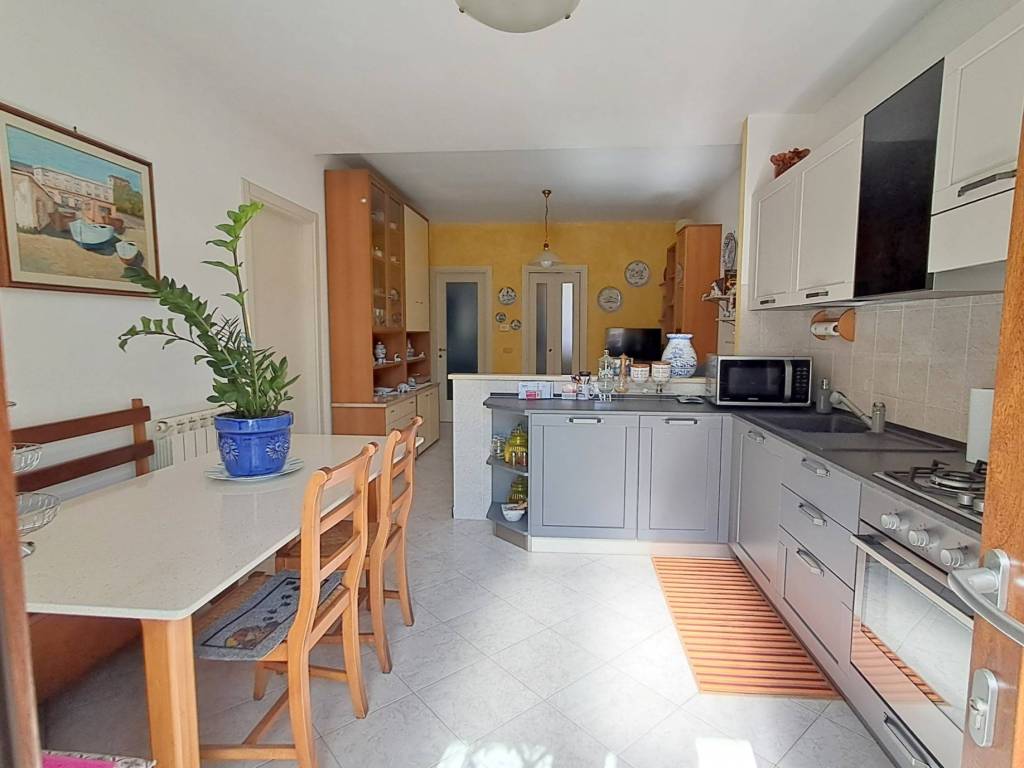 appartamento in vendita a Savona in zona Santuario