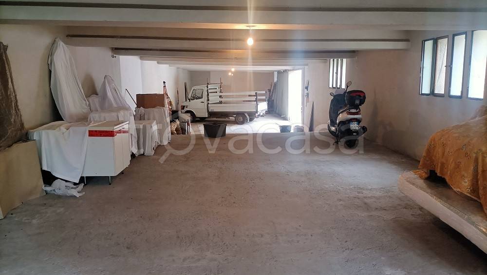 locale commerciale in vendita a Savona