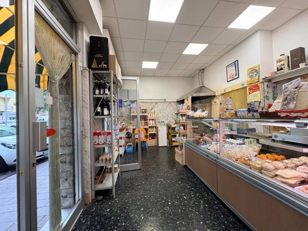 locale commerciale in vendita a Savona