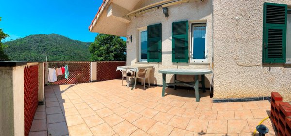 casa indipendente in vendita a Savona in zona Montemoro