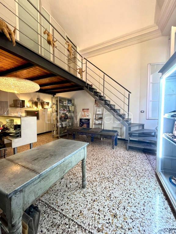 negozio in vendita a Savona in zona Centro Storico
