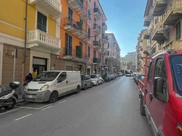 locale commerciale in vendita a Savona in zona Centro Storico
