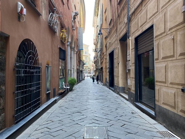 locale commerciale in vendita a Savona in zona Centro Storico