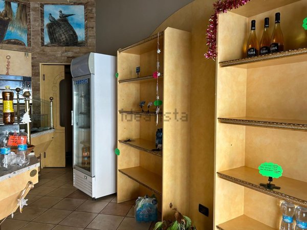 locale commerciale in vendita a Savona