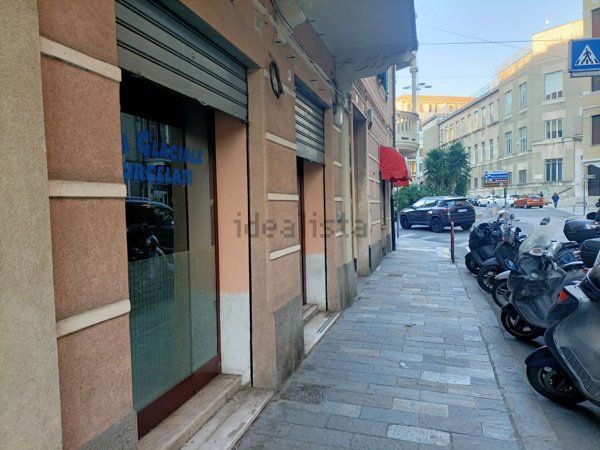 locale commerciale in vendita a Savona