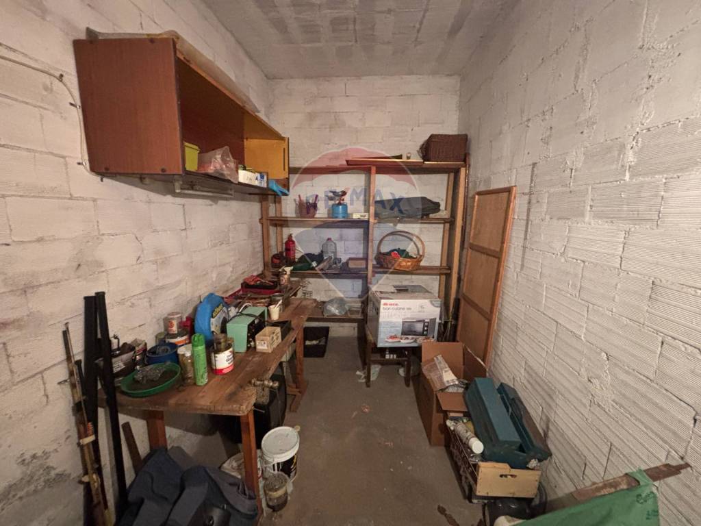 locale commerciale in vendita a Savona