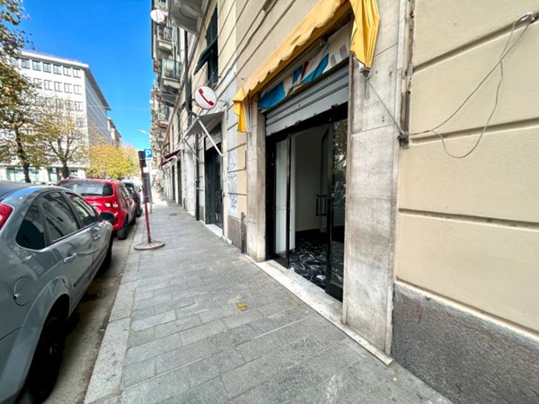 locale commerciale in vendita a Savona