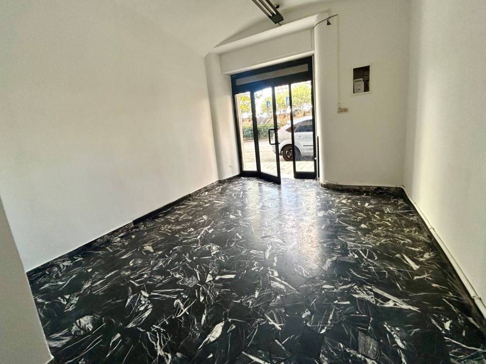 locale commerciale in vendita a Savona