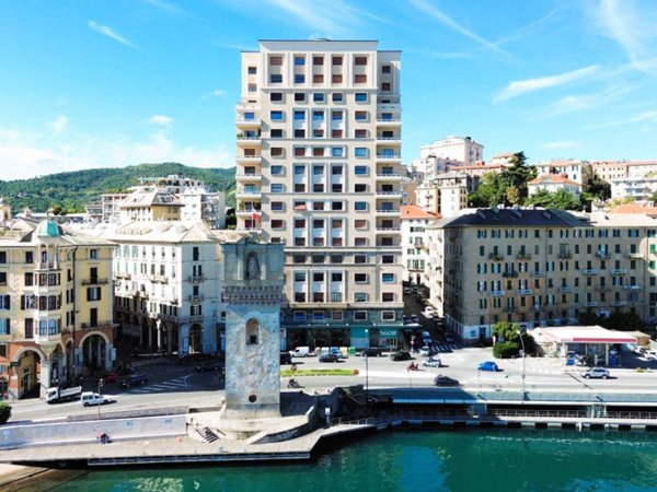 negozio in vendita a Savona in zona Centro Storico