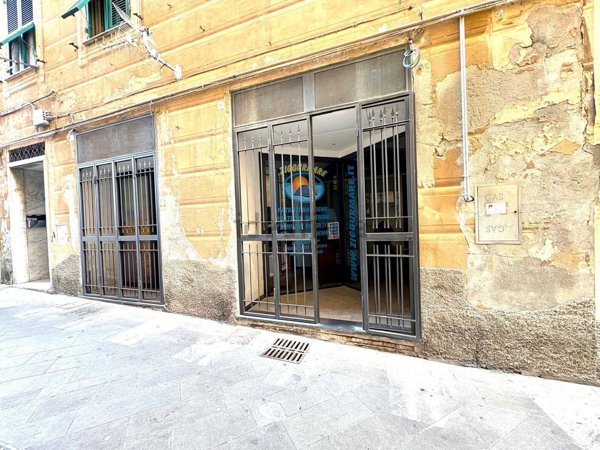 locale commerciale in vendita a Savona