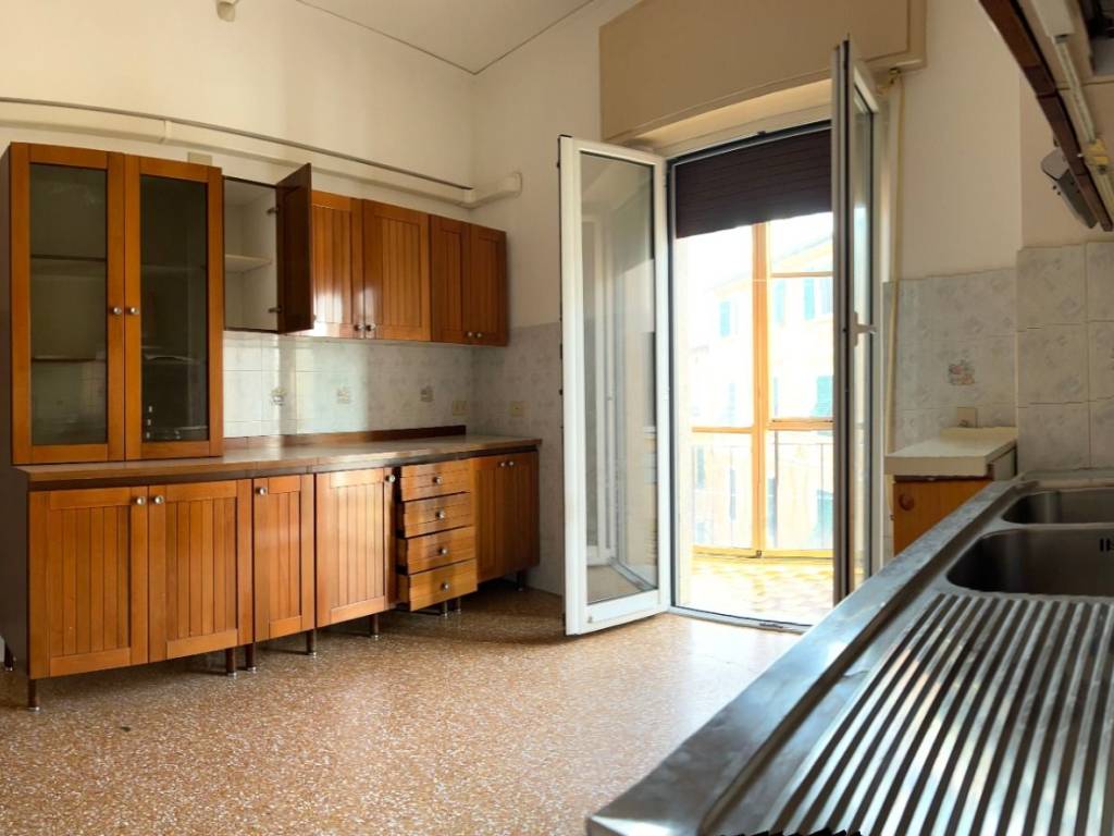 appartamento in vendita a Savona in zona Montemoro