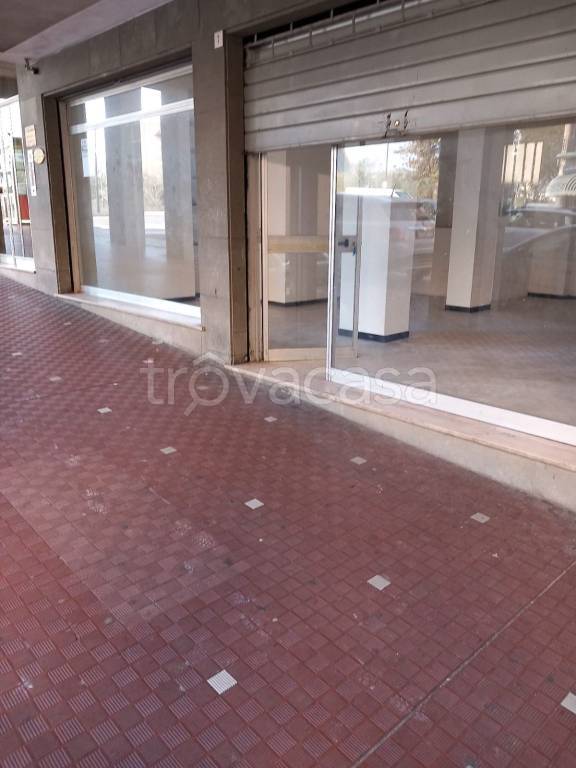 locale commerciale in vendita a Savona