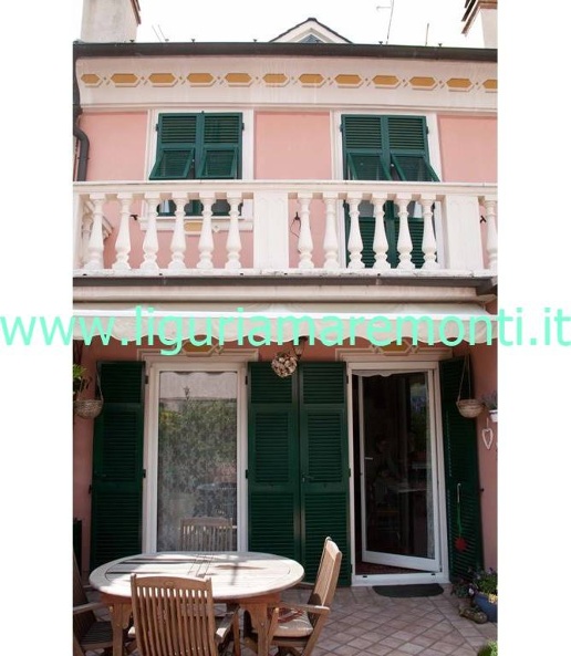 casa indipendente in vendita a Savona in zona Santuario