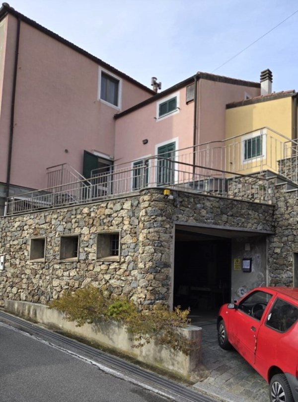 casa indipendente in vendita a Savona in zona Marmorassi