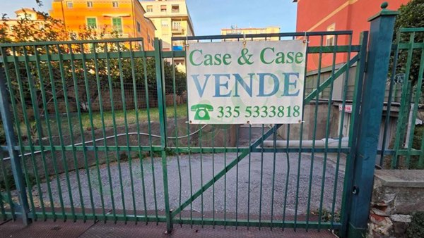 locale commerciale in vendita a Savona in zona Centro Storico