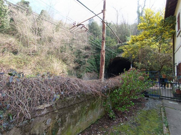 casa indipendente in vendita a Savona in zona Montemoro