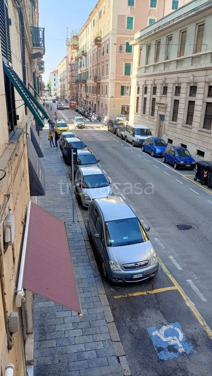 locale commerciale in vendita a Savona