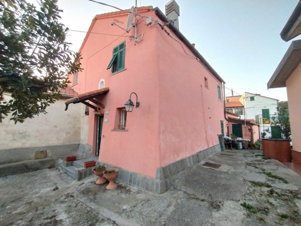 casa indipendente in vendita a Savona in zona Madonna del Monte