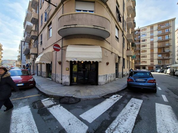 locale commerciale in vendita a Savona
