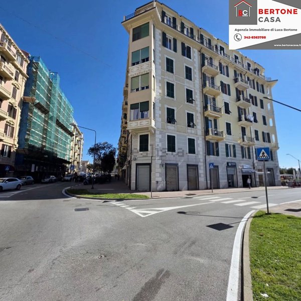 locale commerciale in vendita a Savona