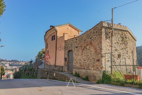 casa indipendente in vendita a Savona in zona Montemoro