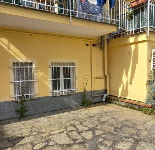 negozio in vendita a Savona in zona Montemoro