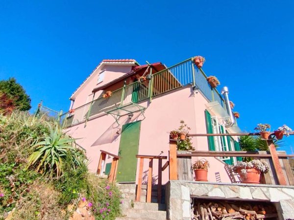 casa indipendente in vendita a Savona in zona Santuario