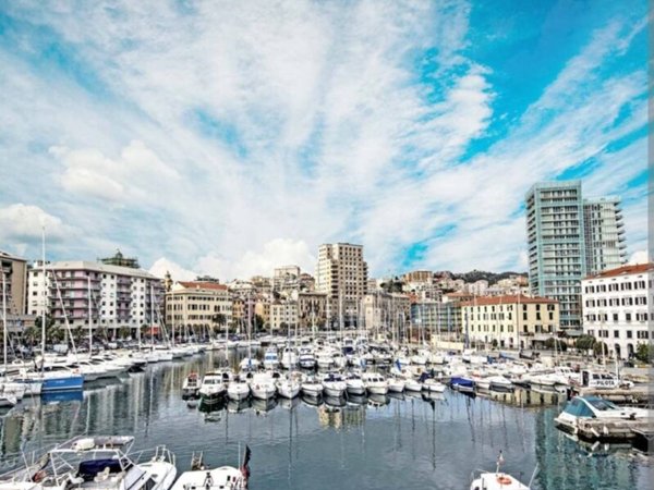 negozio in vendita a Savona in zona Centro Storico