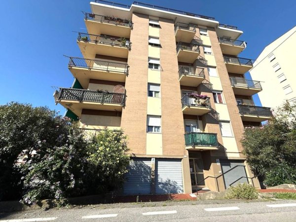 locale commerciale in vendita a Savona