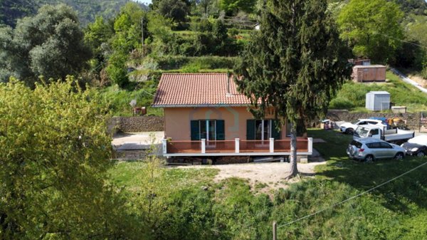 casa indipendente in vendita a Savona in zona Santuario