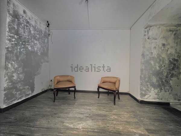 locale commerciale in vendita a Savona